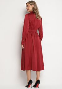Born2be - Bordowa Rozkloszowana Sukienka o Koszulowym Kroju z Imitacją Kieszeni i Gumką w Talii Rizza. Okazja: na co dzień. Kolor: czerwony. Typ sukienki: koszulowe. Styl: wizytowy, klasyczny, casual, elegancki #4