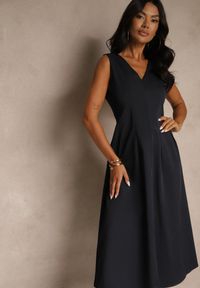 Renee - Granatowa Rozkloszowana Sukienka z Dekoltem w Kształcie Litery V Agilia. Okazja: na spacer. Typ kołnierza: dekolt w kształcie V. Kolor: niebieski. Sezon: lato #3