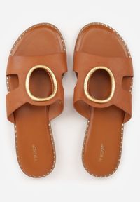 Born2be - Brązowe Klapki VICES z Wycięciem i Metalową Ozdobą Acacine. Okazja: na co dzień. Kolor: brązowy. Wzór: aplikacja. Sezon: lato. Styl: casual, elegancki #2