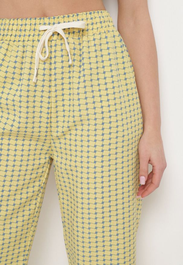 Born2be - Żółte Spodnie w Geometryczny Print z Wysokim Stanem Lolla. Okazja: na co dzień, na randkę. Stan: podwyższony. Kolor: żółty. Wzór: geometria, nadruk. Styl: casual, elegancki