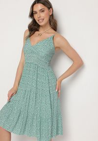 Born2be - Zielona Bawełniana Sukienka o Rozkloszowanym Kroju na Ramiączkach w Kwiatowy Wzór Mirindra. Okazja: na spacer. Typ kołnierza: dekolt w kształcie V. Kolor: zielony. Materiał: bawełna. Długość rękawa: na ramiączkach. Wzór: kwiaty. Sezon: lato. Styl: klasyczny #2