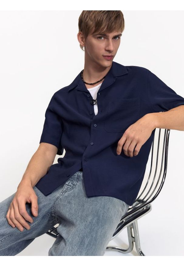 Reserved - Koszula boxy fit z krótkim rękawem - granatowy. Kolor: niebieski. Materiał: wiskoza. Długość rękawa: krótki rękaw. Długość: krótkie