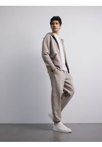 Reserved - Spodnie dresowe comfort fit - beżowy. Kolor: beżowy. Materiał: dresówka #1
