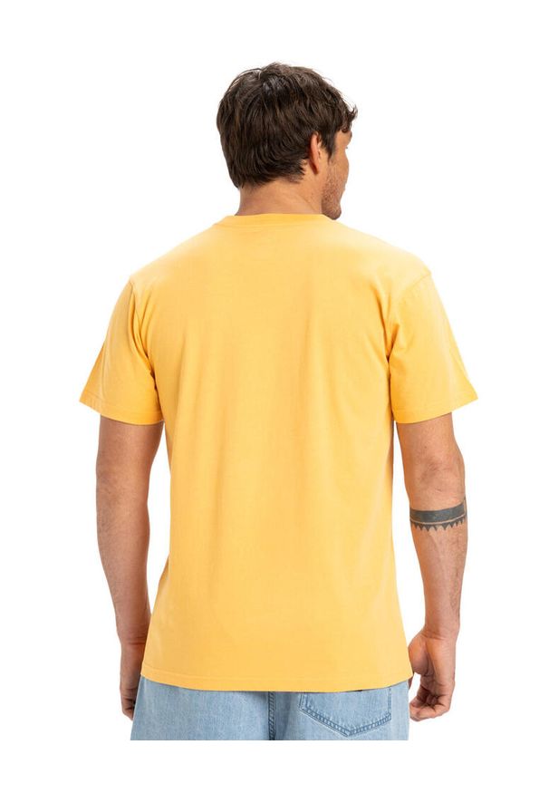 Quiksilver - Koszulka z krótkim rękawem dla Mężczyzn EV SUN DAGGER Pomarańczowy. Kolor: pomarańczowy, wielokolorowy, żółty. Materiał: jersey, bawełna. Długość rękawa: krótki rękaw. Długość: krótkie. Wzór: nadruk