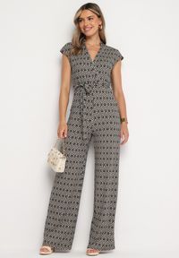 Born2be - Czarno-Biały Kombinezon z Wiskozą Wiązany w Pasie Sosofia. Okazja: na co dzień, na spacer. Kolor: czarny. Materiał: wiskoza. Styl: casual, elegancki #4