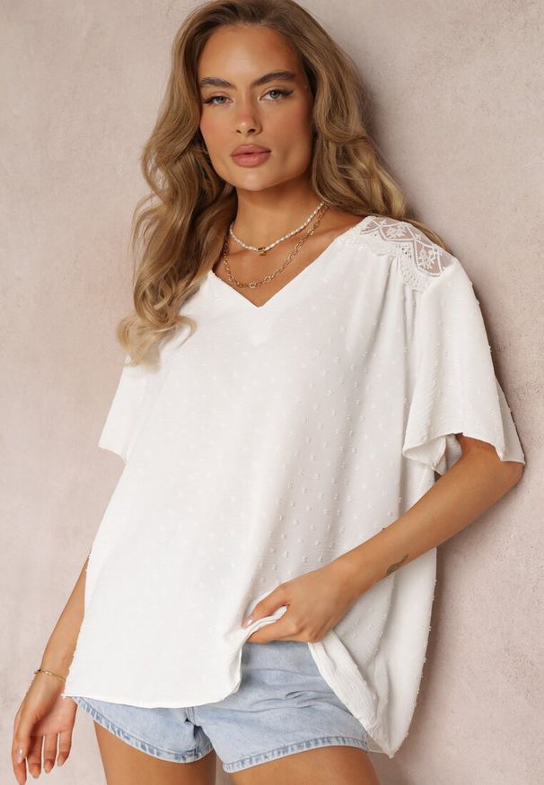 Renee - Biała Bluzka z Koronkowymi Wstawkami na Ramionach Sufia. Okazja: na co dzień. Kolekcja: plus size. Kolor: biały. Materiał: koronka. Styl: casual