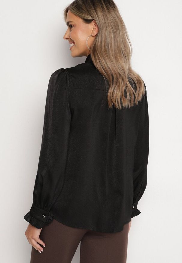 Born2be - Czarna Koszula z Żabotem i Dodatkową Broszką Rinnara. Okazja: na co dzień. Typ kołnierza: z żabotem. Kolor: czarny. Materiał: wełna, jeans. Długość rękawa: długi rękaw. Długość: długie. Styl: casual, elegancki, klasyczny