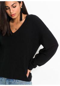 Sweter oversize bonprix czarny. Typ kołnierza: dekolt w serek. Kolor: czarny #4