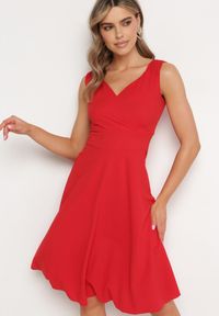 Born2be - Czerwona Koktajlowa Sukienka na Ramiączkach z Kopertowym Dekoltem i Falbanką Omemia. Kolor: czerwony. Długość rękawa: na ramiączkach. Typ sukienki: kopertowe. Styl: wizytowy #1