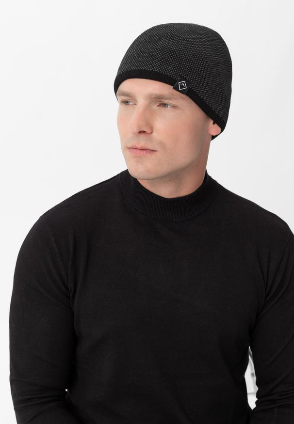 Volcano - Klasyczna czapka zimowa H-WINDY. Materiał: akryl, dzianina, włókno, materiał. Wzór: ze splotem, aplikacja, jednolity. Sezon: zima. Styl: klasyczny