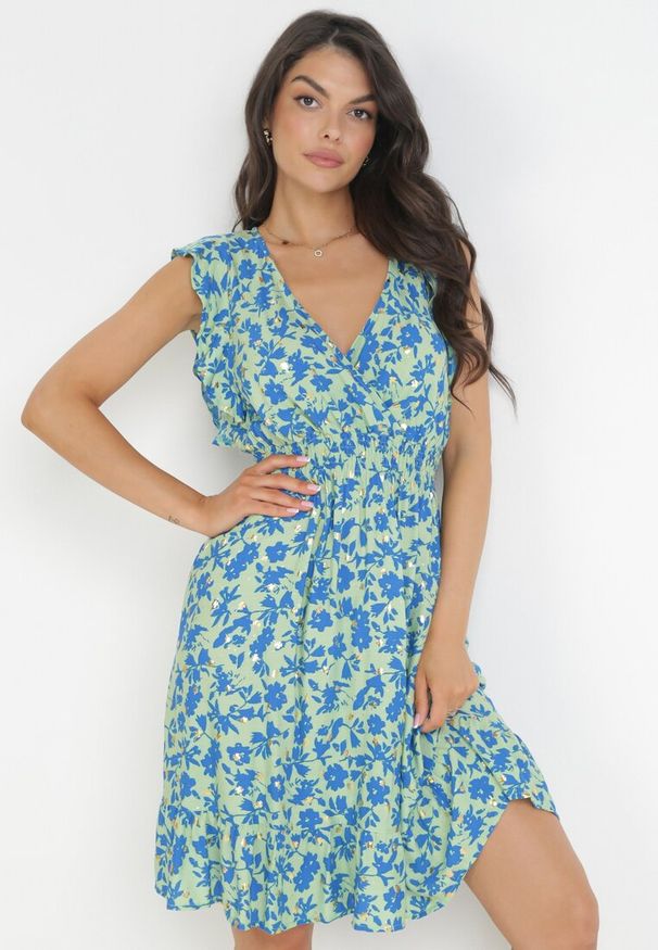 Born2be - Jasnozielona Rozkloszowana Sukienka z Wiskozy Ozdobiona Metalicznym Nadrukiem Elulaia. Typ kołnierza: kołnierz z falbankami. Kolor: zielony. Materiał: wiskoza. Wzór: nadruk, aplikacja. Typ sukienki: kopertowe