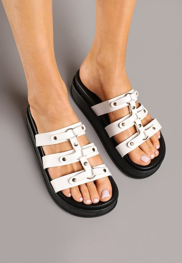 Renee - Białe Klapki na Niskiej Platformie z Ozdobnymi Paskami Damiessa. Okazja: na co dzień, na spacer. Kolor: biały. Materiał: jeans. Sezon: lato. Obcas: na platformie. Styl: casual, rockowy, elegancki