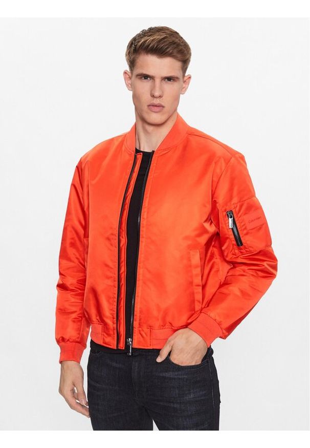 Calvin Klein Kurtka bomber Hero K10K109907 Pomarańczowy Regular Fit. Kolor: pomarańczowy. Materiał: syntetyk