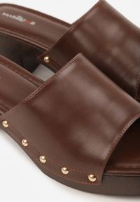 Born2be - Brązowe Klapki na Obcasie i Platformie z Kwadratowym Noskiem i Nitami Ellebianca. Okazja: na co dzień. Kolor: brązowy. Materiał: jeans. Obcas: na obcasie. Styl: casual, boho. Wysokość obcasa: średni #8