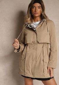Renee - Jasnobrązowa Kurtka Parka Ozdobiona Sznurkami przy Odpinanym Kapturze Loriballe. Okazja: na co dzień. Kolor: brązowy. Materiał: jeans. Wzór: aplikacja. Sezon: jesień. Styl: casual