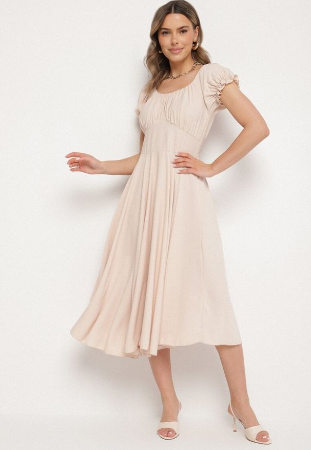 Born2be - Beżowa Sukienka z Bawełną Typu Hiszpanka z Ozdobnymi Bufkami Lunaleia. Okazja: na co dzień. Typ kołnierza: dekolt hiszpanka. Kolor: beżowy. Materiał: bawełna. Styl: klasyczny, casual, elegancki