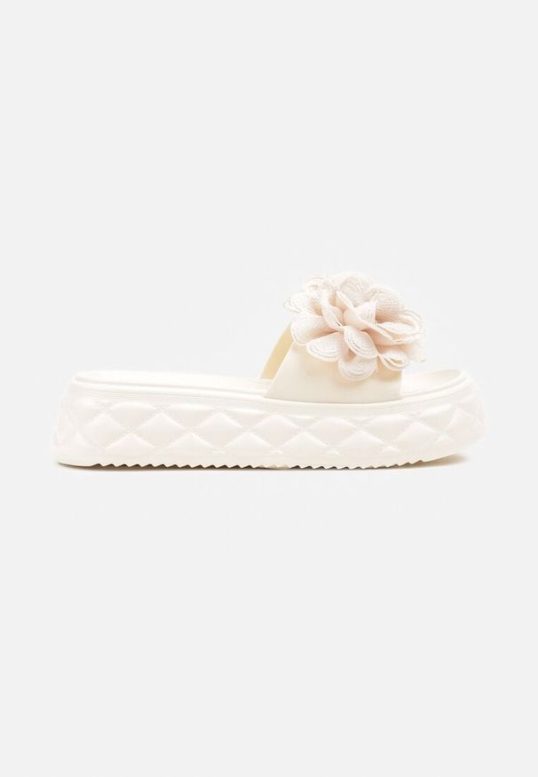Born2be - Beżowe Klapki na Grubej Pikowanej Podeszwie z Kwiatem 3D Santhiel. Okazja: na co dzień. Kolor: beżowy. Materiał: jeans. Wzór: kwiaty. Styl: klasyczny, elegancki, casual