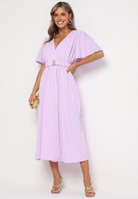 Born2be - Jasnofioletowa Kopertowa Sukienka z Bawełną i Materiałowym Paskiem Ozdobionym Klamrą Besvia. Okazja: na co dzień. Typ kołnierza: dekolt w kształcie V. Kolor: fioletowy. Materiał: bawełna, materiał. Długość rękawa: krótki rękaw. Wzór: aplikacja. Typ sukienki: kopertowe. Styl: casual, elegancki #7