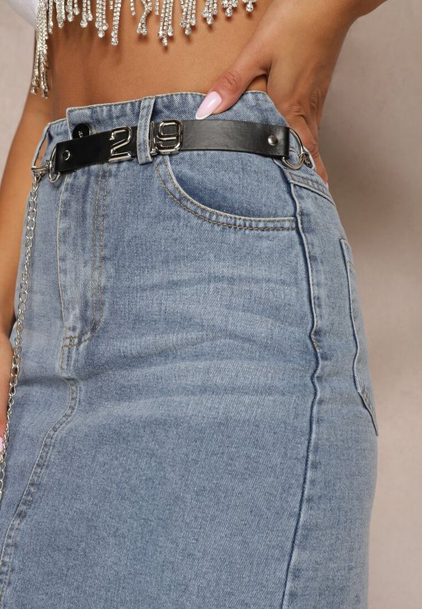 Renee - Niebieska Asymetryczna Bawełniana Spódnica Jeansowa High Waist z Łańcuchem i Paskiem Vimaliene. Okazja: na co dzień. Stan: podwyższony. Kolor: niebieski. Materiał: bawełna, jeans. Długość: długie. Sezon: lato. Styl: rockowy, casual