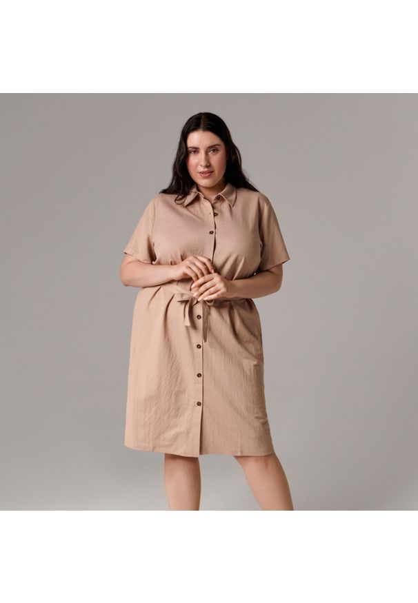 Sinsay - Sukienka koszulowa z paskiem - Beżowy. Kolor: beżowy. Typ sukienki: koszulowe