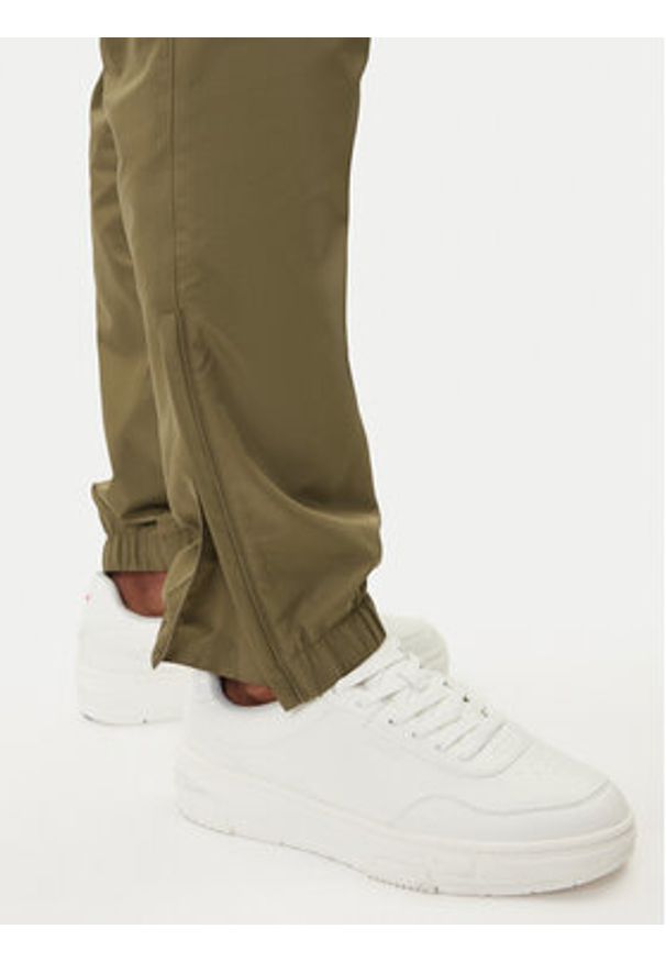 Lacoste Dres WH2661 Khaki Regular Fit. Kolor: brązowy. Materiał: syntetyk