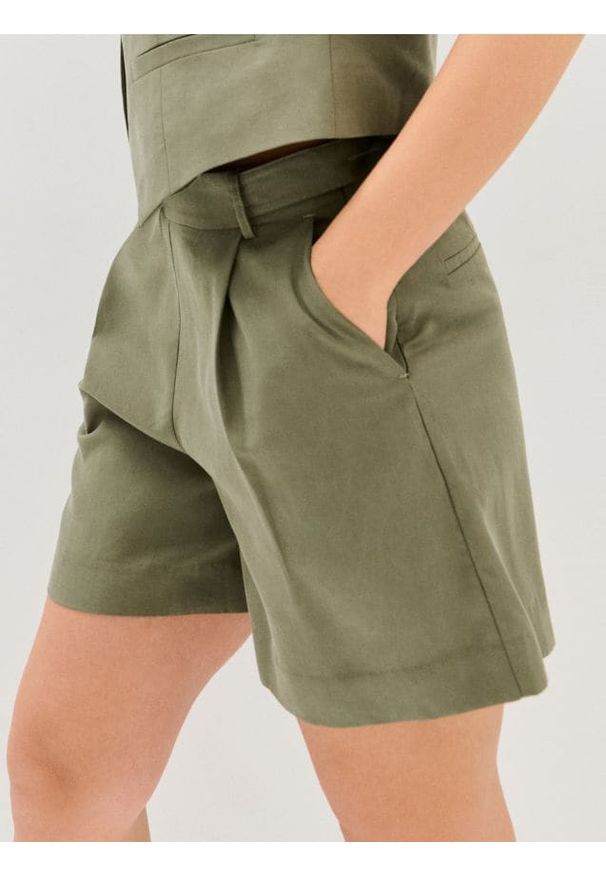 Sinsay - Szorty z lyocellu z zakłądkami i domieszką lnu - zielony. Kolor: zielony. Materiał: len