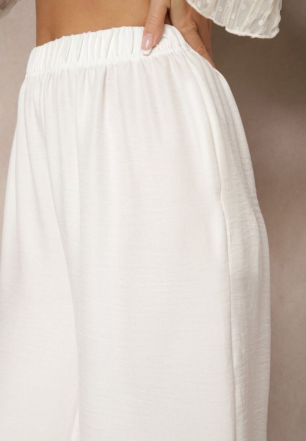 Renee - Białe Spodnie Typu Palazzo High Waist o Szerokim Kroju Arathira. Okazja: na co dzień, na imprezę. Stan: podwyższony. Kolor: biały. Materiał: jedwab. Długość: długie. Styl: elegancki, casual