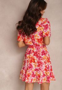 Renee - Fuksjowa Sukienka Monereia. Kolor: różowy. Materiał: materiał, tkanina. Długość rękawa: krótki rękaw. Wzór: kwiaty. Typ sukienki: kopertowe. Długość: mini #5