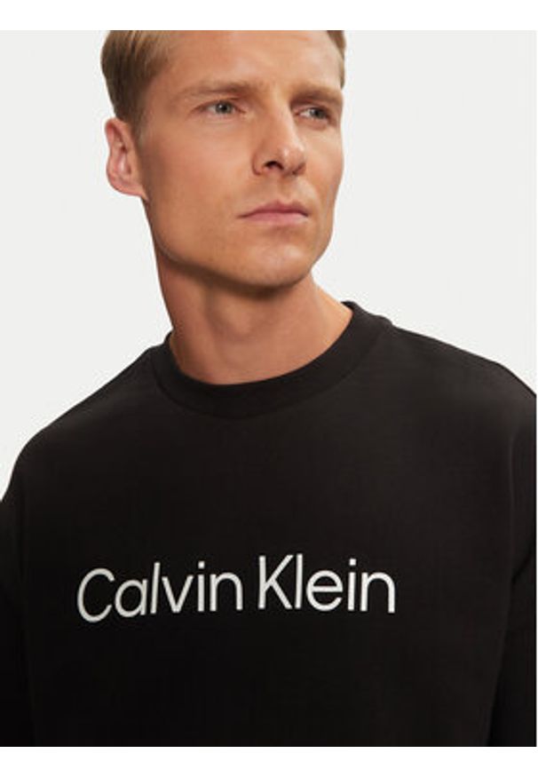 Calvin Klein Bluza Hero Logo K10K112956 Czarny Comfort Fit. Kolor: czarny. Materiał: bawełna