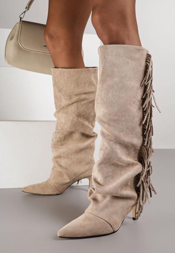 Renee - Ciemnobeżowe Kozaki na Szpilce w Stylu Boho Ozdobione Frędzlami Mevinavia. Okazja: na co dzień. Kolor: beżowy. Materiał: jeans. Wzór: aplikacja. Sezon: lato. Obcas: na szpilce. Styl: boho