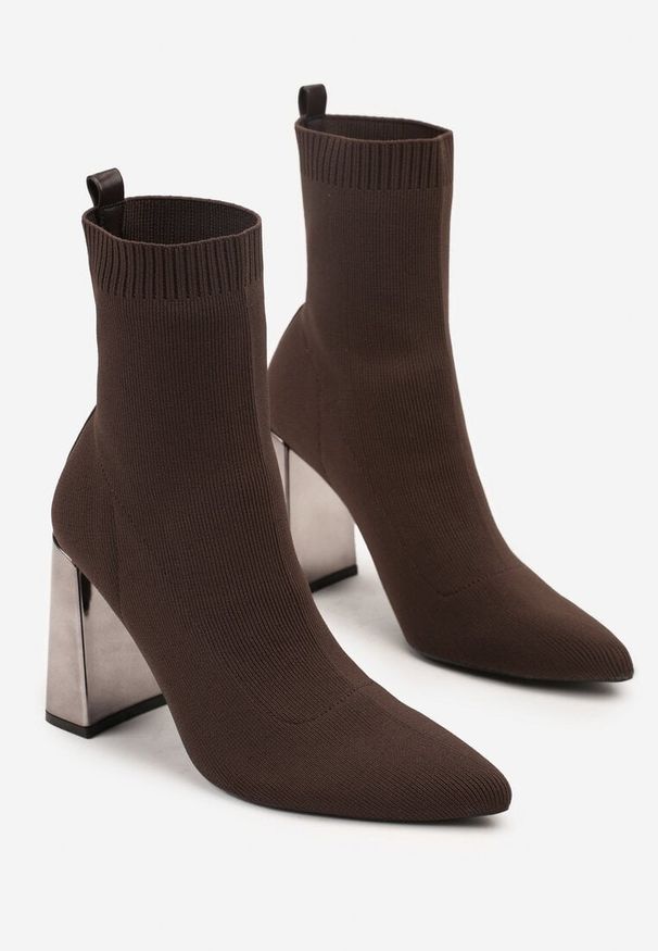 Renee - Brązowe Botki Vices na Słupku ze Skarpetową Cholewką Falacesa. Okazja: na co dzień. Kolor: brązowy. Materiał: jeans. Szerokość cholewki: normalna. Obcas: na słupku. Styl: casual, elegancki