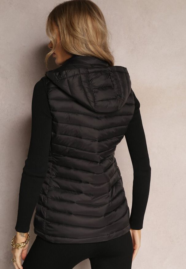 Renee - Czarna Kamizelka z Pikowaniem Kapturem i Kieszeniami Kimes. Okazja: na co dzień. Typ kołnierza: golf. Kolor: czarny. Materiał: tkanina, jeans. Styl: elegancki, casual