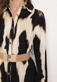 Born2be - Beżowo-Czarna Panterkowa Sukienka w Koszulowym Stylu z Elastycznym Paskiem Tinellea. Okazja: do pracy. Typ kołnierza: dekolt w serek. Kolor: beżowy. Materiał: skóra. Typ sukienki: koszulowe. Styl: elegancki #3