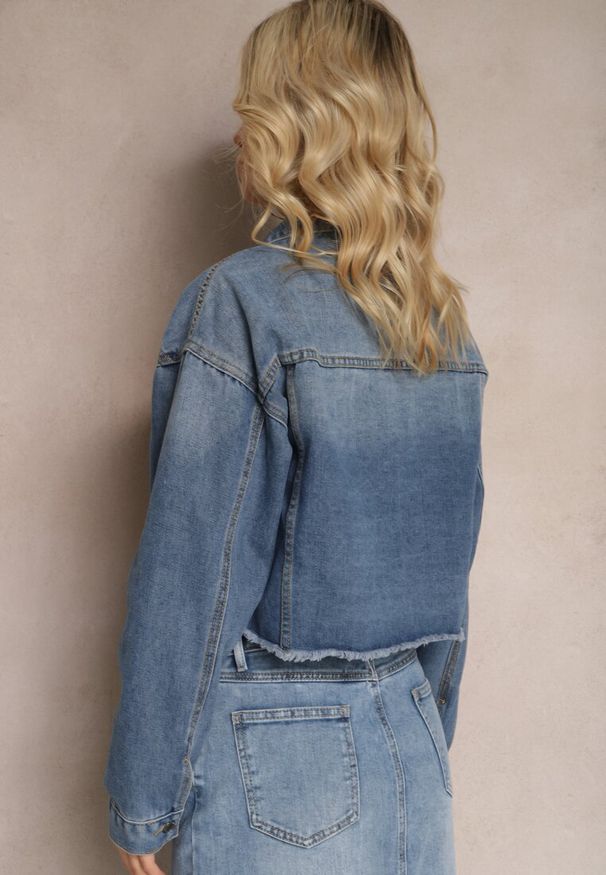 Renee - Granatowa Jeansowa Kurtka z Bawełny Krótka Ozdobiona Dziurami i Przetarciami Allinara. Kolor: niebieski. Materiał: jeans, bawełna. Długość: krótkie. Wzór: aplikacja