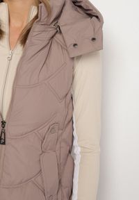 Born2be - Ciemnobeżowa Kamizelka z Odpinanym Kapturem Ozdobiona Pikowaniem Tulira. Okazja: na co dzień. Kolor: beżowy. Materiał: jeans. Wzór: aplikacja. Styl: klasyczny, casual, elegancki #7