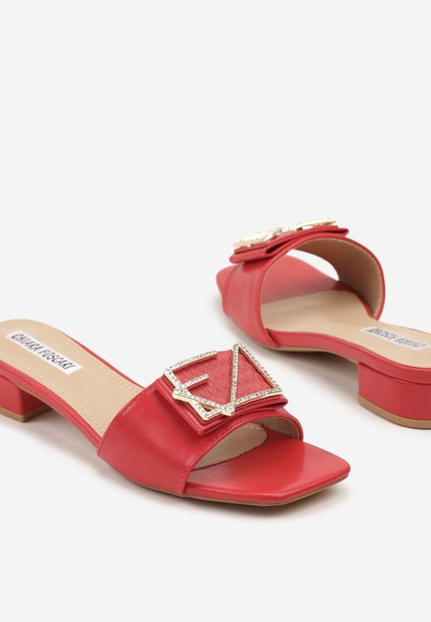 Born2be - Czerwone Klapki na Niskim Słupku z Ozdobną Aplikacją Tenavena. Kolor: czerwony. Wzór: aplikacja. Obcas: na słupku. Styl: elegancki, klasyczny