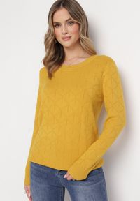 Born2be - Żółty Klasyczny Sweter z Geometrycznym Tłoczeniem Ludgera. Kolor: żółty. Wzór: geometria. Styl: klasyczny #5