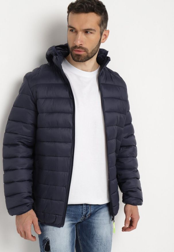 Born2be - Granatowa Kurtka Pikowana Melliala. Okazja: na co dzień. Kolekcja: plus size. Kolor: niebieski. Długość: długie. Wzór: gładki. Materiał: tkanina, jeans. Długość rękawa: długi rękaw. Sezon: zima, jesień. Styl: casual