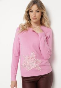 Born2be - Różowy Sweter Ozdobiony Cekinami Koralikami i Cyrkoniami w Kształcie Kwiatka Romiella. Okazja: na co dzień. Kolor: różowy. Materiał: jeans. Wzór: aplikacja, kwiaty. Styl: klasyczny, casual, elegancki #6