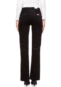 Wrangler - DAMSKIE SPODNIE SZTRUKSOWE WRANGLER FLARE BLACK W233EK100. Materiał: sztruks. Sezon: lato