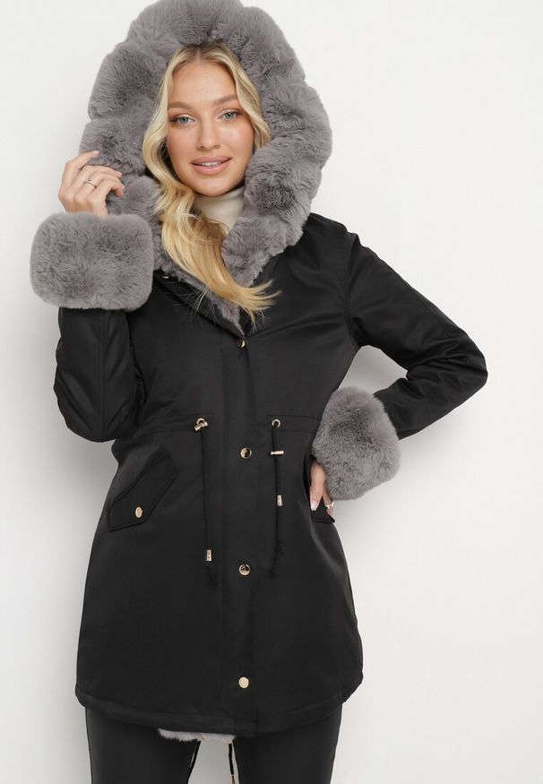Born2be - Czarno-Szara Kurtka Parka z Futerkiem i Kapturem Aresja. Kolor: czarny. Materiał: futro. Sezon: zima, jesień