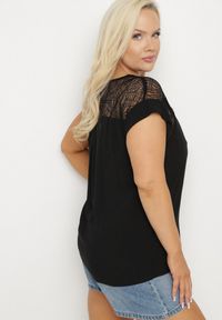Born2be - Czarna Bluzka z Wiskozy z Przezroczystymi Wstawkami Zelauri. Okazja: na co dzień. Kolor: czarny. Materiał: wiskoza. Styl: casual, elegancki