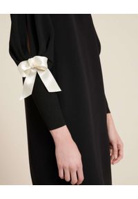 Luisa Spagnoli - LUISA SPAGNOLI - Czarna sukienka z bufiastymi rękawami GINNY. Typ kołnierza: kokarda. Kolor: czarny. Wzór: aplikacja. Długość: midi #3