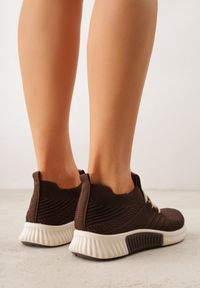 Renee - Brązowe Sneakersy na Tłoczonej Podeszwie z Elastyczną Cholewką Lamilia. Nosek buta: okrągły. Zapięcie: sznurówki. Kolor: brązowy. Materiał: materiał. Szerokość cholewki: normalna. Obcas: na obcasie. Wysokość obcasa: niski #7