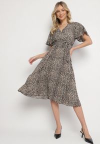 Born2be - Czarno-Biała Sukienka w Panterkę o Kopertowym Kroju z Wiązanym Paskiem Filinne. Okazja: na co dzień. Typ kołnierza: dekolt w kształcie V. Kolor: czarny. Długość rękawa: krótki rękaw. Wzór: motyw zwierzęcy. Typ sukienki: kopertowe. Styl: casual, klasyczny #2