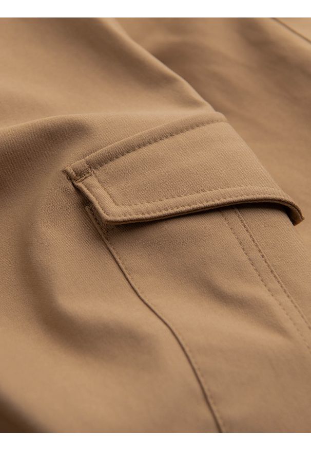 Ombre Clothing - Spodnie męskie materiałowe REGULAR z kieszeniami cargo - jasnobrązowe V4 OM-PACG-0178 - XXL. Kolor: brązowy. Materiał: materiał