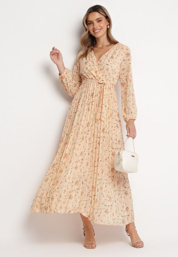 Born2be - Jasnopomarańczowa Sukienka Maxi z Gumką w Talii i Plisowanym Dółem Danora. Typ kołnierza: dekolt kopertowy. Kolor: pomarańczowy. Długość rękawa: długi rękaw. Typ sukienki: kopertowe. Długość: maxi