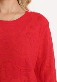 Born2be - Czerwony Sweter z Tłoczonym Wzorem w Ornamentalnym Stylu Mariot. Okazja: na co dzień. Kolor: czerwony. Styl: casual #3