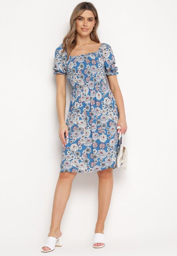 Born2be - Niebieska Wiskozowa Sukienka Midi z Gumkami Przy Dekolcie i Wzorem w Kwiaty Alonvaria. Okazja: na spacer, na imprezę. Kolor: niebieski. Materiał: wiskoza. Wzór: kwiaty. Sezon: wiosna, lato. Długość: midi