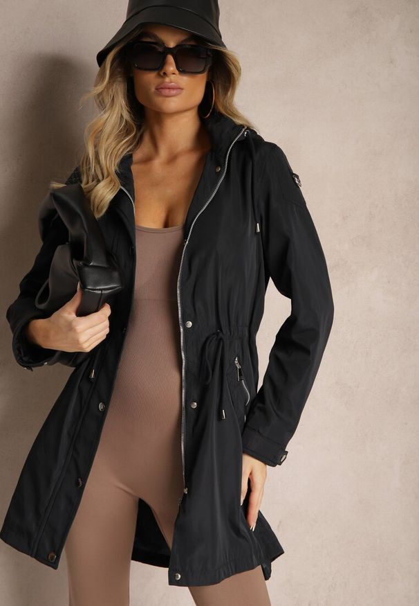 Renee - Granatowa Kurtka Parka Ściągana w Talii Troczkiem z Odpinanym Kapturem Fessiania. Okazja: na spotkanie biznesowe, na co dzień. Kolor: niebieski. Materiał: jeans. Styl: casual, elegancki, biznesowy
